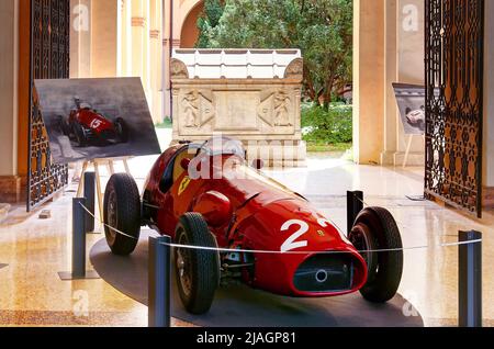 Modena, Italien, Mai 2022, Ausstellung Motor Valley, Ferrari 500 F2 Formel 2, Oldtimer im Estense Museum Stockfoto