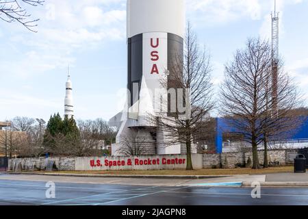 Huntsville, Alabama, USA - 29. Dezember 2021: Die Basis der Saturn-V-Rakete im U.S. Space and Rocket Center in Huntsville, Alabama, USA. Stockfoto