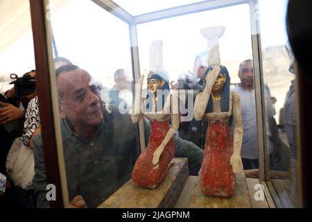 Kairo. 30.. Mai 2022. Das am 30. Mai 2022 aufgenommene Foto zeigt farbige Statuen während einer Ausstellung archäologischer Errungenschaften in der Nekropole von Saqqara, südlich von Kairo, Ägypten. Ägypten hat am Montag einen großen neuen archäologischen Fund von 250 versiegelten Särgen mit Mumien, 150 Bronzestatuen antiker Götter und Göttinnen und anderer Altertümer in der Nekropole von Saqqara, südlich der Hauptstadt Kairo, enthüllt. Quelle: Ahmed Gomaa/Xinhua/Alamy Live News Stockfoto