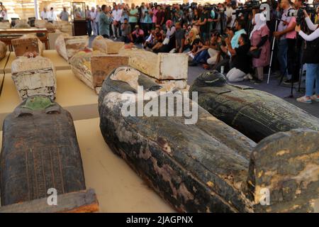 Kairo. 30.. Mai 2022. Das am 30. Mai 2022 aufgenommene Foto zeigt farbige Särge mit Mumien während einer Ausstellung archäologischer Errungenschaften in der Nekropole von Saqqara, südlich von Kairo, Ägypten. Ägypten hat am Montag einen großen neuen archäologischen Fund von 250 versiegelten Särgen mit Mumien, 150 Bronzestatuen antiker Götter und Göttinnen und anderer Altertümer in der Nekropole von Saqqara, südlich der Hauptstadt Kairo, enthüllt. Quelle: Sui Xiankai/Xinhua/Alamy Live News Stockfoto