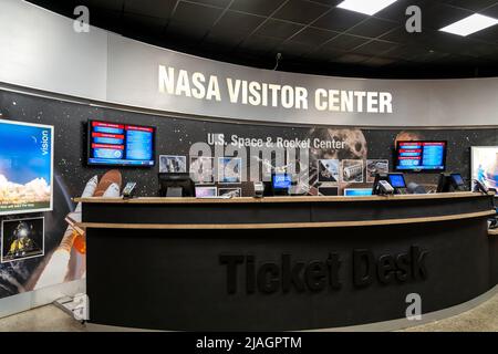 Huntsville, Alabama, USA - 29. Dezember 2021: Ticketschalter des NASA Visitor Center im Marshall Space Flight Center in Huntsville, Alabama. Stockfoto