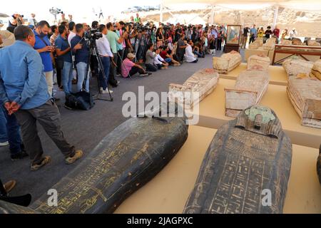 Kairo. 30.. Mai 2022. Das Foto vom 30. Mai 2022 zeigt die Szene einer Ausstellung archäologischer Errungenschaften in der Nekropole von Saqqara, südlich von Kairo, Ägypten. Ägypten hat am Montag einen großen neuen archäologischen Fund von 250 versiegelten Särgen mit Mumien, 150 Bronzestatuen antiker Götter und Göttinnen und anderer Altertümer in der Nekropole von Saqqara, südlich der Hauptstadt Kairo, enthüllt. Quelle: Sui Xiankai/Xinhua/Alamy Live News Stockfoto