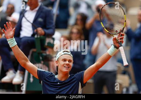 Paris, Frankreich, 30.. Mai 2022. Der dänische Tennisspieler Holger feiert bei den French Open 2022 ten30May 2022., © Jürgen Hasenkopf / Alamy Live News Stockfoto