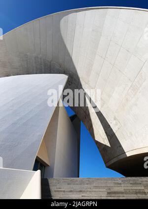 Nationales Wahrzeichen von Teneriffa: Auditorio de Teneriffa - das Opernhaus von Teneriffa, das ein Symbol für die Hauptstadt von Teneriffa, Son the Canary Islands, ist. Stockfoto