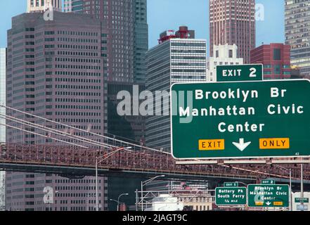 Ausfahrtsschild Brooklyn Bridge in Lower Manhattan, New York City. Erhöhte Ansicht. Wolkenkratzer Stockfoto