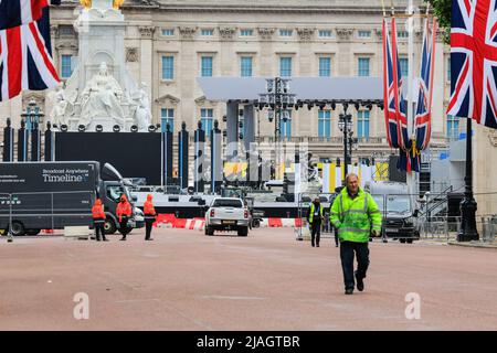 London, Vereinigtes Königreich, 30. Mai 2022. Es wurden restriktive Barrieren errichtet, die einen Großteil des Zugangs zur Mall und zum Buckingham Palace blockieren, der öffentliche Blick auf den Balkon ist vollständig durch Leinwände für das Party at the Palace-Konzert sowie riesige Lichtstrukturen und Gerüstsitzplätze vor dem Palast blockiert. Es gibt auch Zelte, Zäune im ganzen Park und um den Großteil des Palastes herum, und was scheint mehr als hundert im Green Park zu sein. Die Vorbereitungen für die Jubiläumsfeier befinden sich in der letzten Phase, darunter Trooping the Colour am 2. Juni und der Pageant am 5. Ju Stockfoto