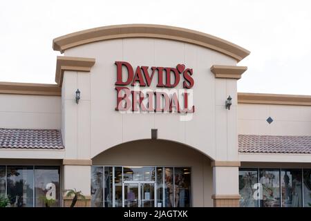 Houston, Texas, USA - 5. Januar 2022: Nahaufnahme von David's Bridal Store Schild in Houston, Texas, USA. Stockfoto