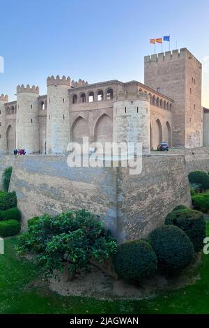 Außenansicht des Aljaferia-Palastes, ein befestigter mittelalterlicher Palast, der in der zweiten Hälfte des 11.. Jahrhunderts im Taifa von Zaragoza in Al-Anda erbaut wurde Stockfoto