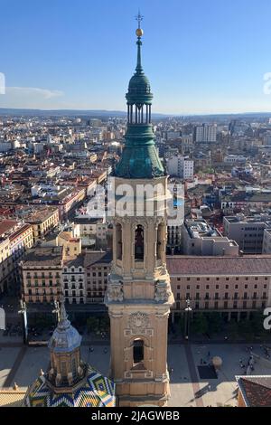 Blick auf die Stadt von der Spitze eines Turms in der Kathedrale-Basilika unserer Lieben Frau von der Säule in Zaragoza, Spanien Stockfoto