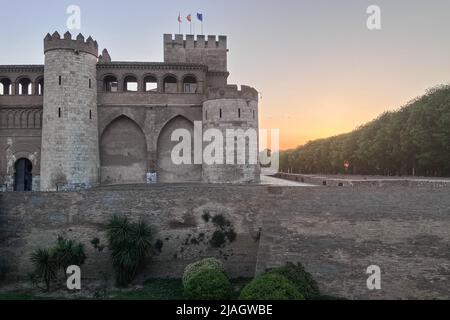 Außenansicht des Aljaferia-Palastes, ein befestigter mittelalterlicher Palast, der in der zweiten Hälfte des 11.. Jahrhunderts im Taifa von Zaragoza in Al-Anda erbaut wurde Stockfoto