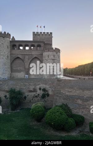 Außenansicht des Aljaferia-Palastes, ein befestigter mittelalterlicher Palast, der in der zweiten Hälfte des 11.. Jahrhunderts im Taifa von Zaragoza in Al-Anda erbaut wurde Stockfoto