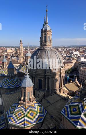 Blick auf die Stadt von der Spitze eines Turms in der Kathedrale-Basilika unserer Lieben Frau von der Säule in Zaragoza, Spanien Stockfoto