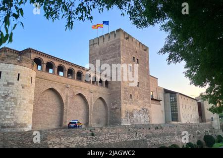 Außenansicht des Aljaferia-Palastes, ein befestigter mittelalterlicher Palast, der in der zweiten Hälfte des 11.. Jahrhunderts im Taifa von Zaragoza in Al-Anda erbaut wurde Stockfoto