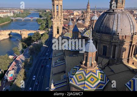 Blick auf die Stadt von der Spitze eines Turms in der Kathedrale-Basilika unserer Lieben Frau von der Säule in Zaragoza, Spanien Stockfoto