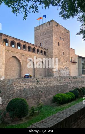 Außenansicht des Aljaferia-Palastes, ein befestigter mittelalterlicher Palast, der in der zweiten Hälfte des 11.. Jahrhunderts im Taifa von Zaragoza in Al-Anda erbaut wurde Stockfoto