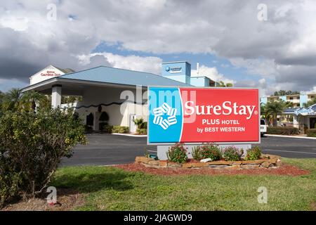 Orlando, Florida, USA - 5. Januar 2022: Das SureStay PLUS Hotel am BEST WESTERN-Schild ist in Orlando, Florida, USA, zu sehen. Stockfoto