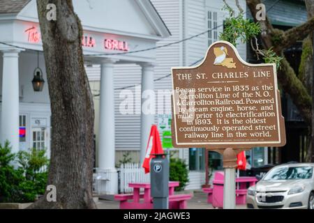 NEW ORLEANS, LA, USA - 23. MAI 2022: Die historische Markierung der St. Charles Line auf der South Carrollton Avenue mit verschwommenem Camellia Grill im Hintergrund Stockfoto