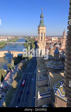 Blick auf die Stadt von der Spitze eines Turms in der Kathedrale-Basilika unserer Lieben Frau von der Säule in Zaragoza, Spanien Stockfoto