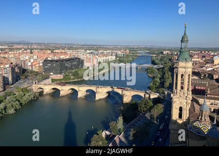 Blick auf die Stadt von der Spitze eines Turms in der Kathedrale-Basilika unserer Lieben Frau von der Säule in Zaragoza, Spanien Stockfoto