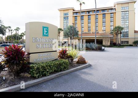 Orlando, FL, USA - 5. Januar 2022: Embassy Suites by Hilton wird in Orlando, Florida, USA, gezeigt. Stockfoto