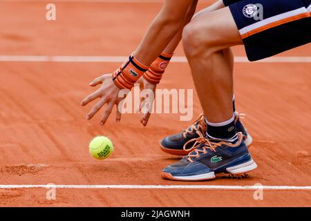 Paris, Frankreich. 30.. Mai 2022. Ein Ballkind versucht beim French Open Grand Slam Tennisturnier 2022 in Roland Garros, Paris, einen Ball zu fangen. Frank Molter/Alamy Live Nachrichten Stockfoto