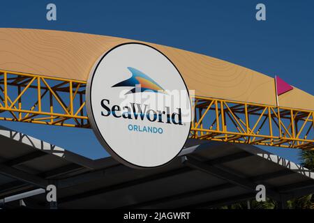 Orlando, FL, USA - 6. Januar 2022: Ein SeaWorld-Schild am Eingang in Orlando, FL, USA. Stockfoto