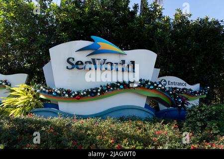 Orlando, FL, USA - 6. Januar 2022: Ein SeaWorld-Schild am Eingang in Orlando, FL, USA. Stockfoto