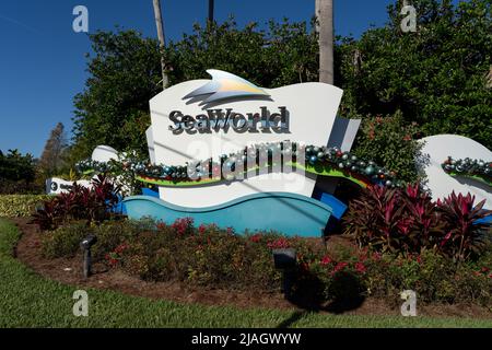 Orlando, FL, USA - 6. Januar 2022: Ein SeaWorld-Schild am Eingang in Orlando, FL, USA. Stockfoto