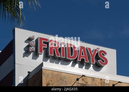 Orlando, FL, USA - 6. Januar 2022: Nahaufnahme des TGI Fridays Restaurant Schildes auf dem Gebäude in Orlando, FL, USA. Stockfoto