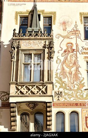 Nahaufnahme der Straßenarchitektur in der Prager Altstadt. Stockfoto
