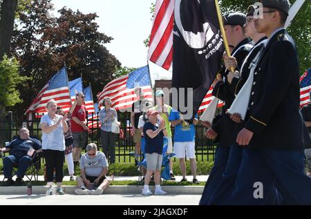 Racine, Wisconsin, USA. 30.. Mai 2022. Zuschauer applaudieren einem Bohrgerät des ROTC-Bohrteams der Washington Park High School während der jährlichen Parade zum Memorial Day in Racine, Wisconsin, am 30. Mai 2022. Die Parade wird von The Racine Area Veterans, Inc. Gesponsert. (Foto: © Mark Hertzberg/ZUMA Press Wire) Stockfoto