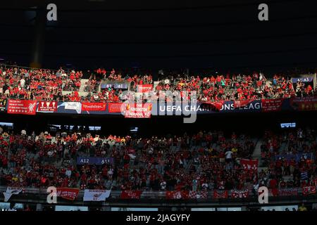 Paris, Frankreich, 28.. Mai 2022. Liverpool-Fans, die während des Spiels der UEFA Champions League im Stade de France, Paris, im Sonnenlicht des Nachmittags aufgenommen wurden. Bildnachweis sollte lauten: Jonathan Moscrop / Sportimage Stockfoto
