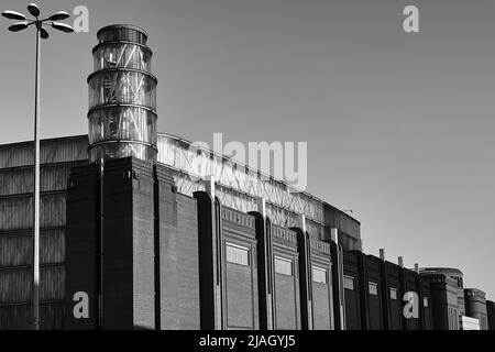 Turm eines renovierten Gebäudes einer alten Brauerei in der Stadt Posen, monochrom Stockfoto