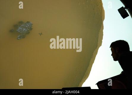 Potsdam, Deutschland. 30.. Mai 2022. Simon Plate, Direktor des Potsdamer Urania Planetariums, erklärt das neue Projektionssystem „Asterion Velvet“ von Carl Zeiss Jena. Die erste offizielle Star-Show mit dem neuen System findet am 03.06.2022 in der Kuppel statt. Quelle: Soeren Stache/dpa/Alamy Live News Stockfoto