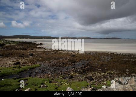 Wechselhaftes Wetter über Vallay Beach und Strand bei Ebbe, in der Nähe von Sollas auf North Uist, Äußere Hebriden, Schottland Stockfoto