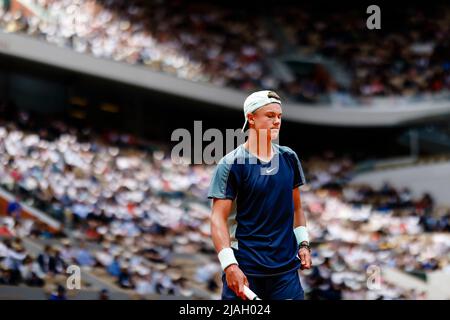 Paris, Frankreich. 30.. Mai 2022. Tennis: Grand Slam/ATP Tour - French Open, Herren-Singles, 4. Runden, Rune (Dänemark) - Tsitsipas (Griechenland). Holger Rune ist im Einsatz. Quelle: Frank Molter/dpa/Alamy Live News Stockfoto