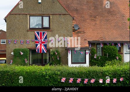 Eton Wick, Windsor, Britannien. 30.. Mai 2022. Häuser und Geschäfte in Eton Wick Village bereiten sich auf die Feierlichkeiten zum Platin-Jubiläum vor, die diesen Donnerstag beginnen, um die 70-jährige Herrschaft Ihrer Majestät der Königin zu feiern. Quelle: Maureen McLean/Alamy Live News Stockfoto