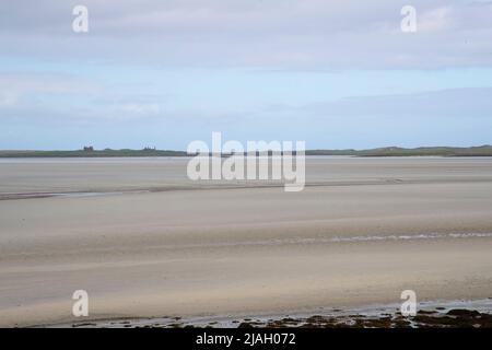 Die flache Sandstrecke von Vallay bei Ebbe in der Nähe von Sollas auf North Uist in den Äußeren Hebriden, Schottland Stockfoto