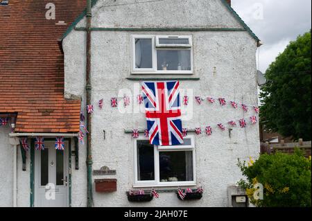 Eton Wick, Windsor, Britannien. 30.. Mai 2022. Häuser und Geschäfte in Eton Wick Village bereiten sich auf die Feierlichkeiten zum Platin-Jubiläum vor, die diesen Donnerstag beginnen, um die 70-jährige Herrschaft Ihrer Majestät der Königin zu feiern. Quelle: Maureen McLean/Alamy Live News Stockfoto