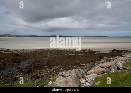 Ein weißer, flacher Sandstrand in der Nähe von Sollas bei Ebbe auf North Uist Island in den Äußeren Hebriden, Western Isles in Schottland Stockfoto