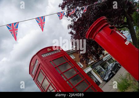 Eton Wick, Windsor, Britannien. 30.. Mai 2022. Häuser und Geschäfte in Eton Wick Village bereiten sich auf die Feierlichkeiten zum Platin-Jubiläum vor, die diesen Donnerstag beginnen, um die 70-jährige Herrschaft Ihrer Majestät der Königin zu feiern. Quelle: Maureen McLean/Alamy Live News Stockfoto