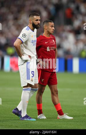 Paris, Frankreich, 28.. Mai 2022. Karim Benzema von Real Madrid und Thiago Alcantara vom FC Liverpool warten auf das Ergebnis einer VAR-Prüfung auf einen möglichen Abspann für ein Tor des französischen Stürters, Die vom französischen Schiedsrichter Clement Turpin während des UEFA Champions League-Spiels im Stade de France, Paris, nicht zugelassen wurde. Bildnachweis sollte lauten: Jonathan Moscrop / Sportimage Stockfoto