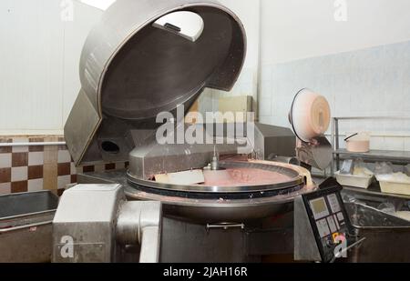 Fleischteig im Zerkleinerer-Behälter machen Stockfoto