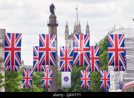 London, Großbritannien. 30.. Mai 2022. Union Jack Flaggen schmücken die Regent Street St James's für das Platin-Jubiläum der Königin, anlässlich des 70.. Jahrestages der Thronbesteigung der Königin. Vom 2.. Bis 5.. Juni findet ein spezielles, erweitertes Platinum Jubilee Weekend statt. Kredit: SOPA Images Limited/Alamy Live Nachrichten Stockfoto