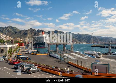 Das luxuriöse Kreuzschiff, Cunards RMS Queen Elizabeth, liegt in Santa Cruz de Teneriffa, der Hauptstadt von Teneriffa auf den Kanarischen Inseln, Spanien Stockfoto