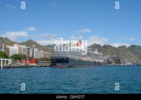 Das luxuriöse Kreuzschiff, Cunards RMS Queen Elizabeth, liegt in Santa Cruz de Teneriffa, der Hauptstadt von Teneriffa auf den Kanarischen Inseln, Spanien Stockfoto