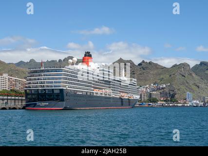 Das luxuriöse Kreuzschiff, Cunards RMS Queen Elizabeth, liegt in Santa Cruz de Teneriffa, der Hauptstadt von Teneriffa auf den Kanarischen Inseln, Spanien Stockfoto