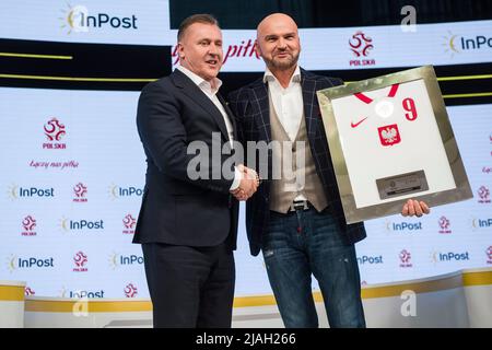 Warschau, Polen, 30/05/2022, Cezary Kulesza und Rafal Brzoska posieren mit Robert Lewandowskis Hemd auf der Pressekonferenz. Der Polnische Fußballverband gab während einer Pressekonferenz im Nationalstadion offiziell bekannt, dass InPost der neue strategische Sponsor wurde.an der Konferenz nahmen Cezary Kulesza, Präsident des Polnischen Fußballverbands, und Rafal Brzoska, Präsident von InPost, bekannt als Polens Paketkönig, Teil, der die automatisierten E-Commerce-Schließfächer erfunden hat. Es wird geschätzt, dass etwa 16 Millionen Polen die automatisierten Paketfächer von InPost nutzen. Stockfoto