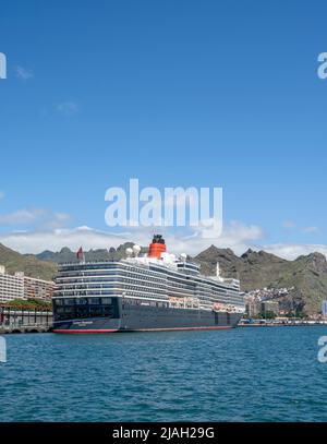 Das luxuriöse Kreuzschiff, Cunards RMS Queen Elizabeth, liegt in Santa Cruz de Teneriffa, der Hauptstadt von Teneriffa auf den Kanarischen Inseln, Spanien Stockfoto