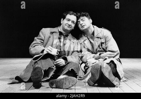 l-r: Ken Stott (Robert MacBryde), David O’Hara (Robert Colquhoun) in COLQUHOUN UND MACBRYDE von John Byrne am Royal Court Theatre, London SW1 22/09/1992 Design: John Byrne Beleuchtung: Gerry Jenkinson Regie: Lindsay Posner Stockfoto